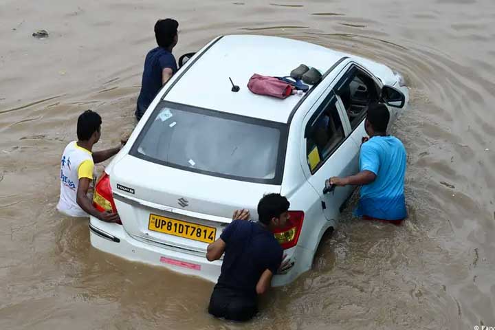 বৃষ্টিতে বিপর্যস্ত উত্তর ভারত, মৃত ২২
