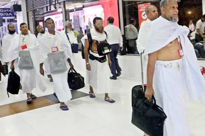 দেশে ফিরেছেন ৫৩ হাজার ৩৬৮ হাজি