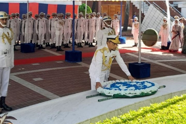 বঙ্গবন্ধুর সমাধিতে নৌবাহিনী প্রধানের শ্রদ্ধা