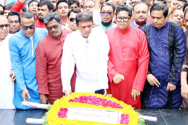 বঙ্গবন্ধুর প্রতিকৃতিতে স্বেচ্ছাসেবক লীগের শ্রদ্ধা