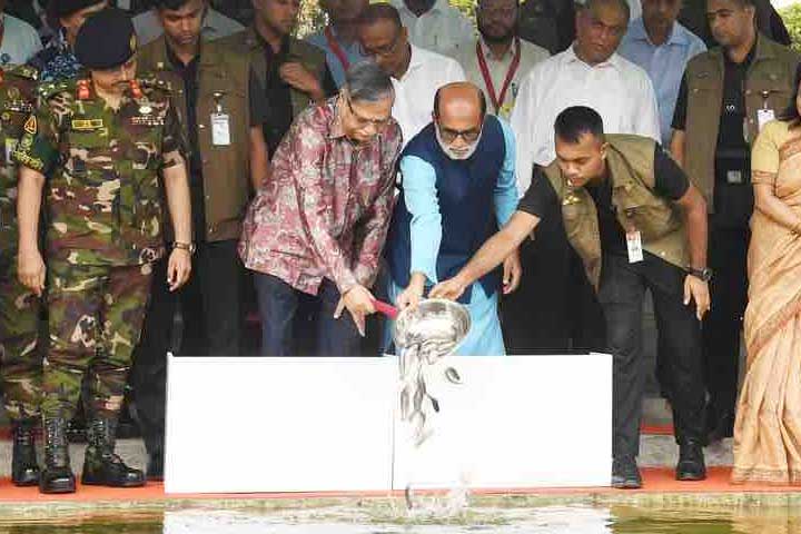 বঙ্গভবনের পুকুরে মাছের পোনা অবমুক্ত করলেন রাষ্ট্রপতি