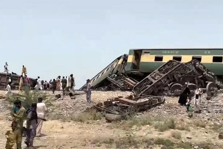পাকিস্তানে ট্রেন দুর্ঘটনায় নিহত অন্তত ২২