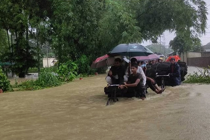 কক্সবাজারে পানিবন্দি দুর্গত মানুষদের সরিয়ে নিচ্ছে নৌবাহিনী