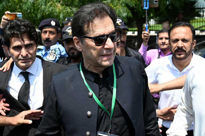 ইমরান খানকে নির্বাচনে অযোগ্য ঘোষণা