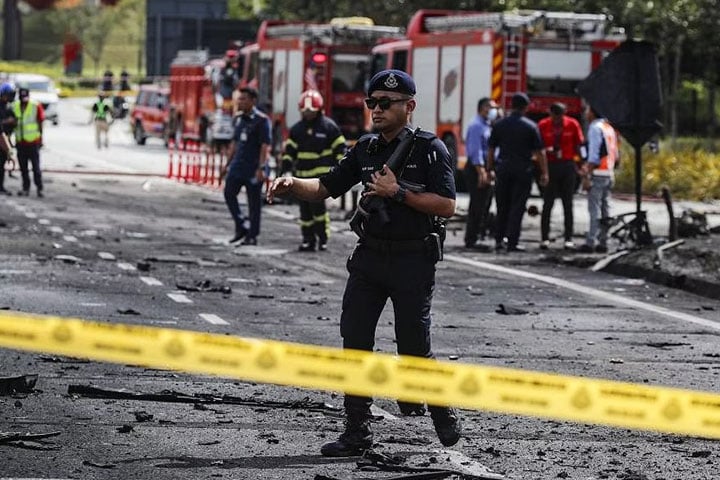 মালয়েশিয়ায় বিমান দুর্ঘটনায় নিহত ১০