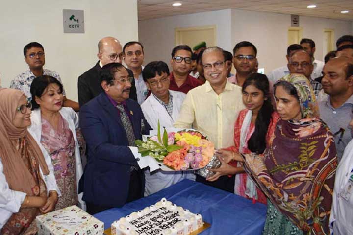 দেশে প্রথম মায়ের কিডনি মেয়ের দেহে প্রতিস্থাপন