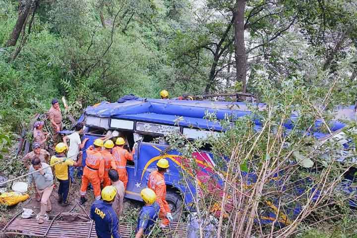 ভারতে তীর্থযাত্রীদের বাস খাদে, নিহত ৭