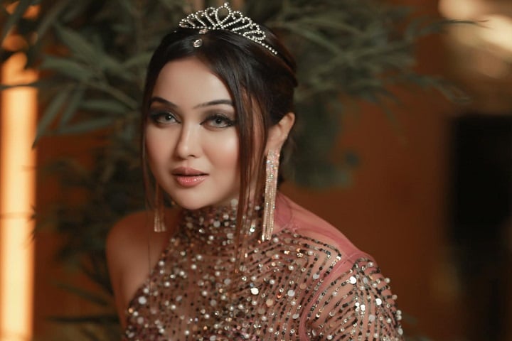 অভিনয়ে নিষিদ্ধ চমক