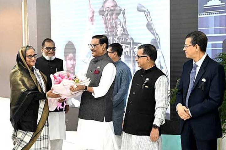 দেশে ফিরেছেন প্রধানমন্ত্রী