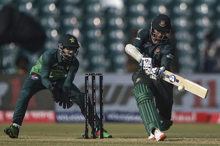 পাকিস্তানের বিপক্ষে অল্পতেই গুটিয়ে গেল বাংলাদেশ