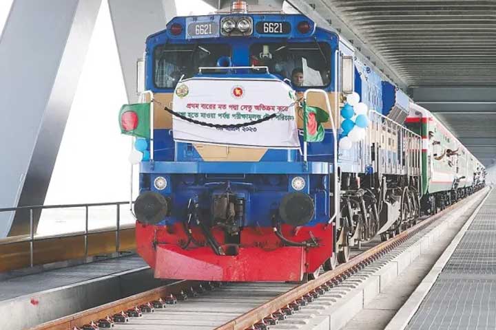 প্যাসেঞ্জার ট্রাইলে পদ্মা সেতু পাড়ি দিচ্ছে ট্রেন