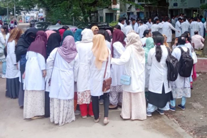 মমেক হাসপাতালে ইন্টার্ন চিকিৎসকদের ৩ দিনের কর্মবিরতি