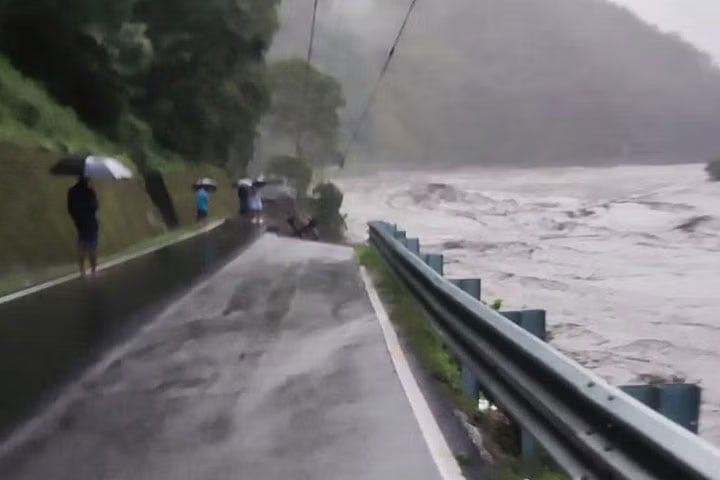 সিকিমে আকস্মিক বন্যায় ২৩ ভারতীয় সেনা নিখোঁজ