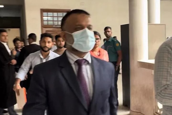 দিনভর নাটকীয়তা, এবার সেই বিচারকের দণ্ড স্থগিত