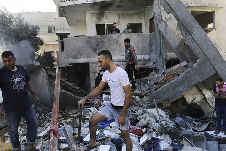 গভীর রাতে গাজার শরণার্থী শিবিরে বিমান হামলা, নিহত ৩০