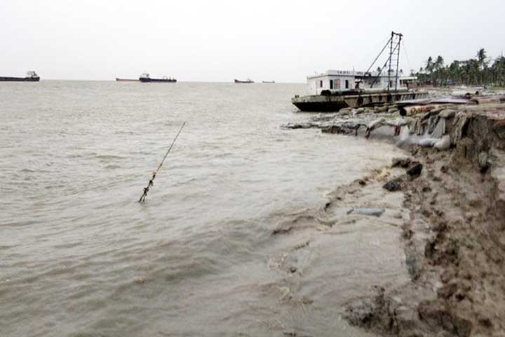 হাতিয়ায় প্রস্তুত ২৪২ আশ্রয়কেন্দ্র, বন্ধ নৌ-চলাচল