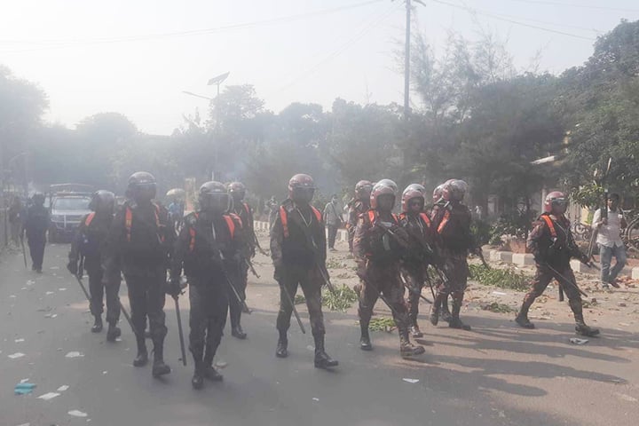 দফায় দফায় সংঘর্ষ কাকরাইলে, মাঠে বিজিবি