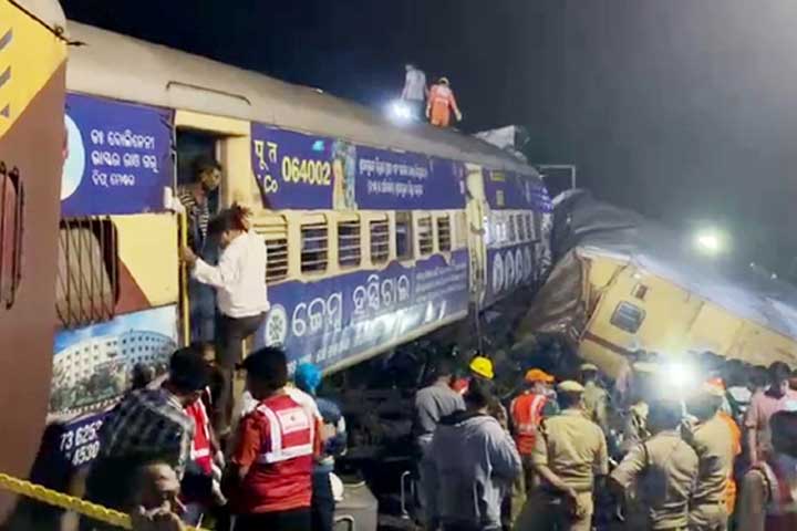 ভারতে ভয়াবহ ট্রেন দুর্ঘটনা, নিহত ১৩