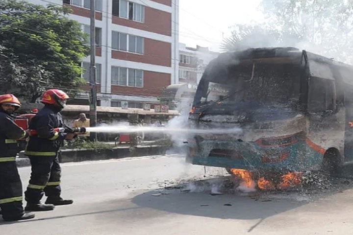 মুগদায় বাসে আগুন