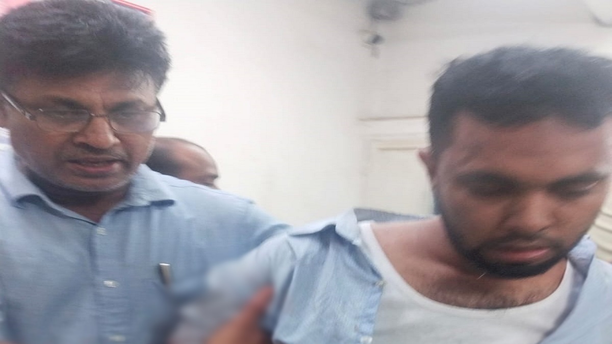 ট্রেনের বাইরে হাত, ট্রাকের ধাক্কায় যাত্রীর কবজি বিচ্ছিন্ন