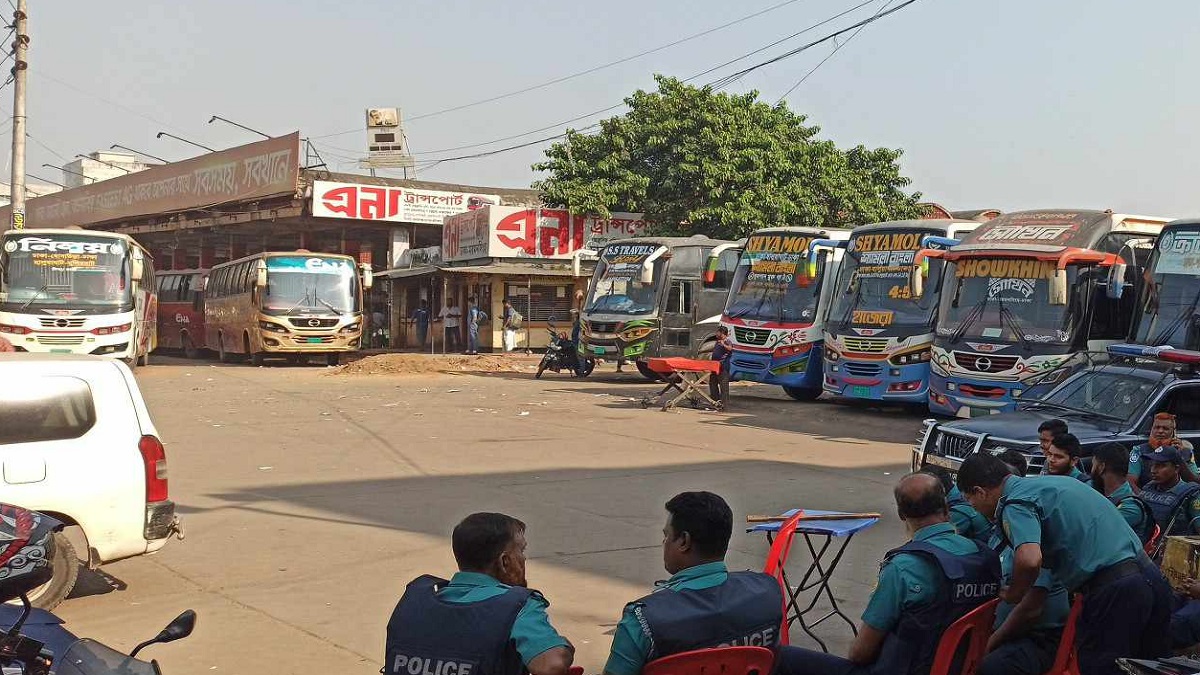 অবরোধের দ্বিতীয় দিনে রাজধানীতে ৬ বাসে আগুন, বন্ধ দূরপাল্লার যান