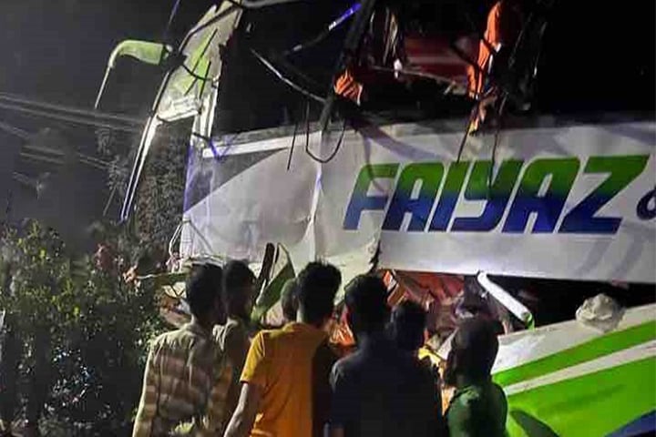 ময়মনসিংহে বিলবোর্ডের খুঁটির সঙ্গে বাসের ধাক্কা, নিহত ৪