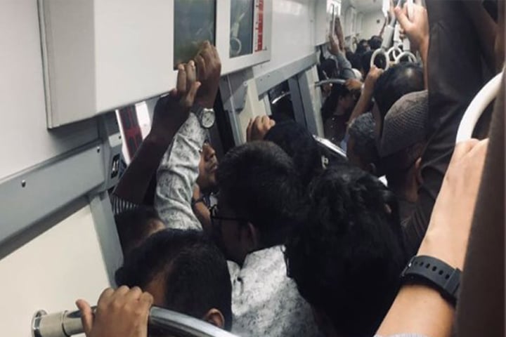 ‘ঠাসা’ যাত্রী নিয়ে ছুটছে মেট্রোরেল