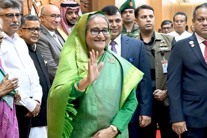 দেশে ফিরলেন প্রধানমন্ত্রী