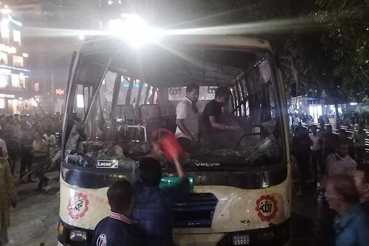 এবার জিগাতলায় যাত্রীবাহী বাসে আগুন