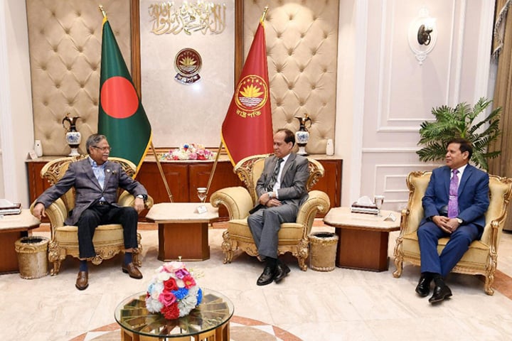 বঙ্গভবনে ৪ কমিশনারসহ সিইসি