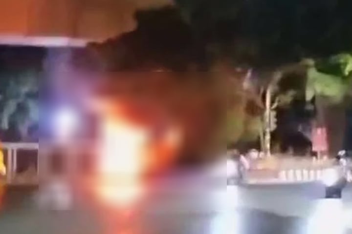 প্রেস ক্লাব এলাকায় পুলিশ বক্সে আগুন