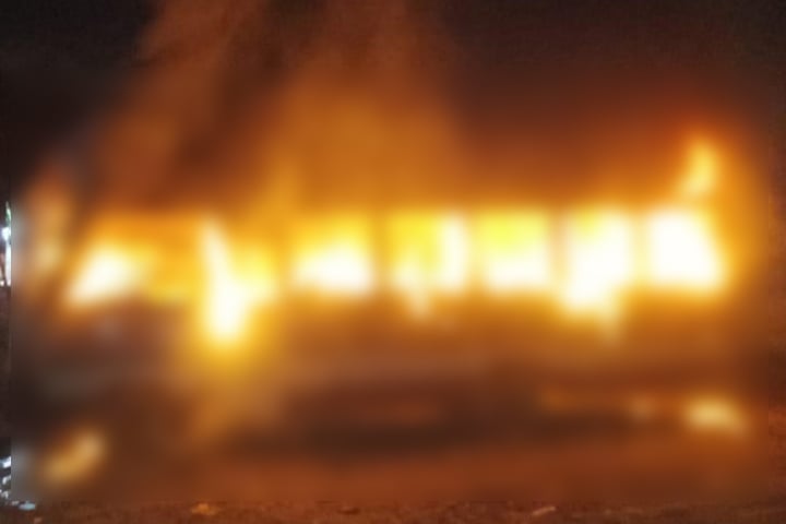 মাতুয়াইলে বাসে আগুন