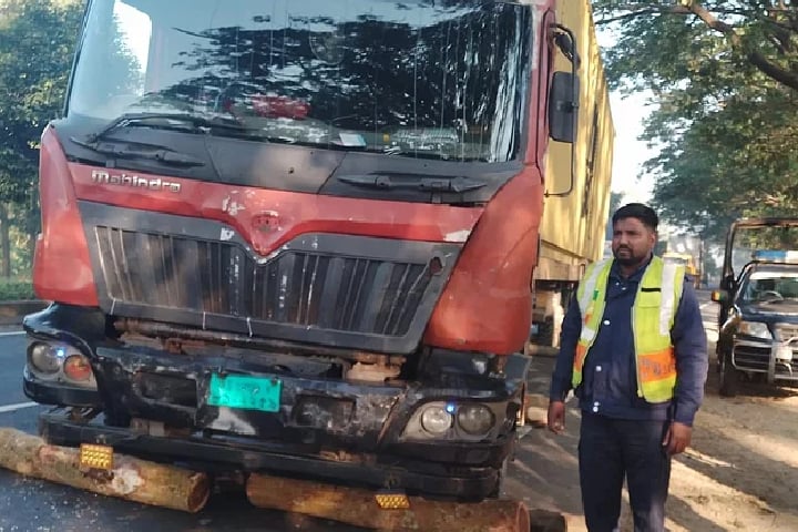 বেপরোয়া গতির লরি চাপায় প্রাণ গেল ৩ জনের