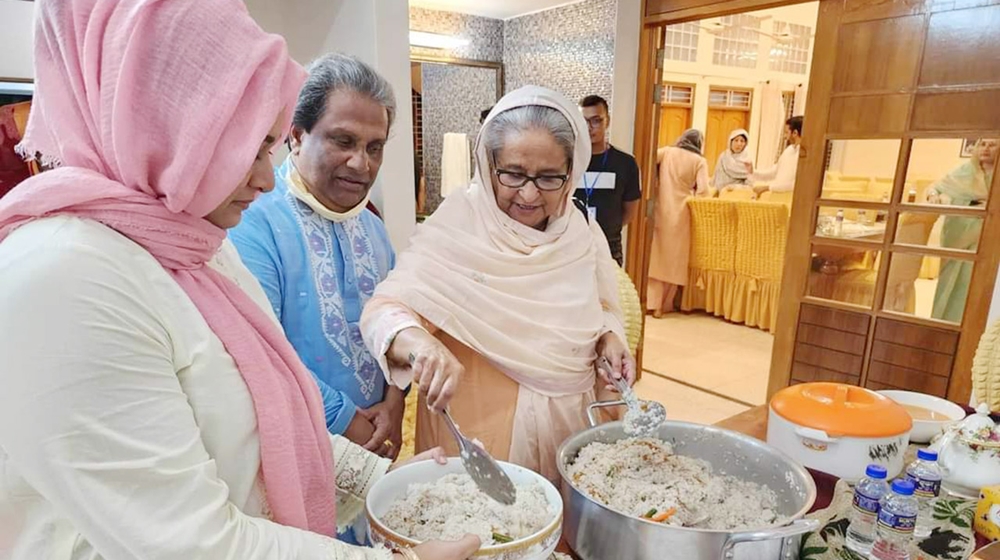 গ্রামের বাড়িতে ইলিশ-পোলাও রান্না করলেন প্রধানমন্ত্রী