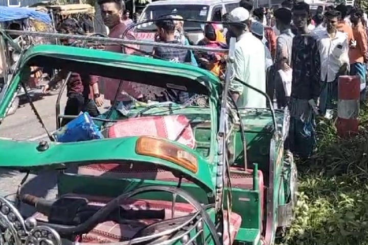 অটোরিকশা-ট্রাকের মুখোমুখি সংঘর্ষ, মা-মেয়ে নিহত