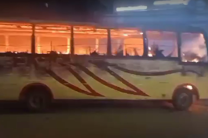 রাজধানীতে আরও একটি বাসে আগুন