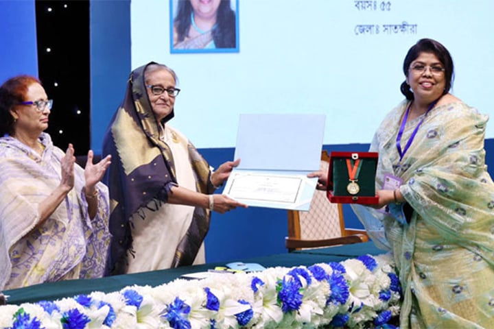 ৫ নারীর হাতে রোকেয়া পদক তুলে দিলেন প্রধানমন্ত্রী