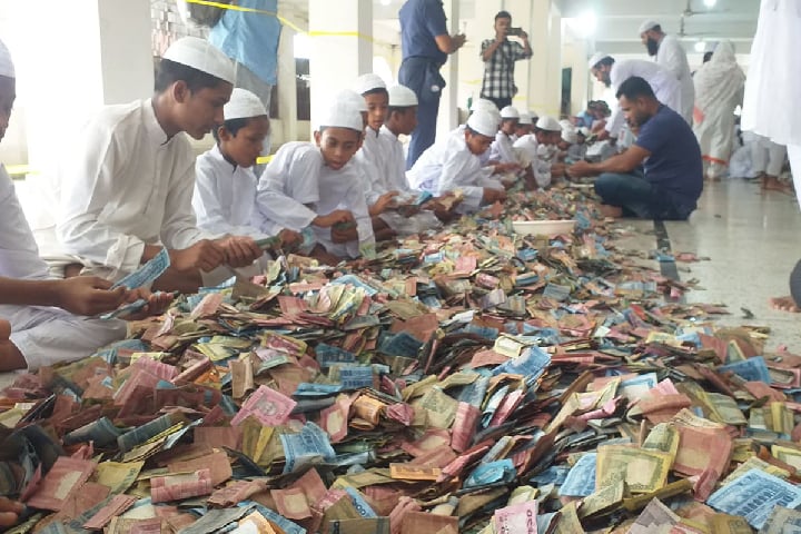 পাগলা মসজিদের দানবাক্সে মিলল ২৩ বস্তা টাকা, চলছে গণনা