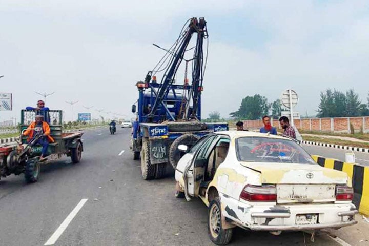 পূর্বাচলে ২ প্রাইভেটকারের মুখোমুখি সংঘর্ষ, নিহত ৩