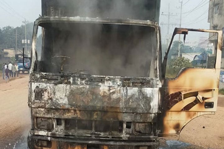 গাজীপুরে কাভার্ডভ্যানে আগুন