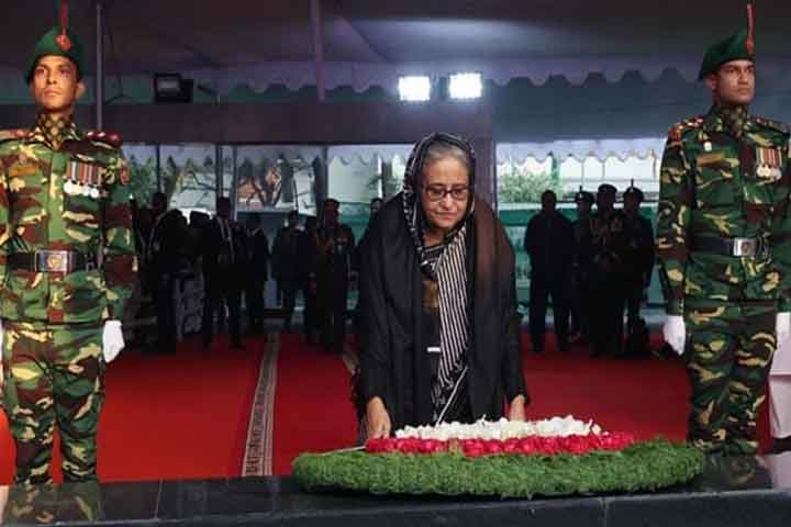 বঙ্গবন্ধুর প্রতিকৃতিতে প্রধানমন্ত্রীর শ্রদ্ধা