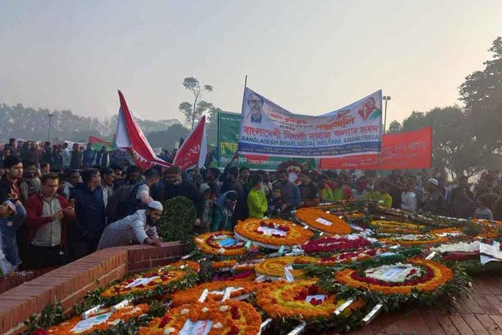 জাতীয় স্মৃতিসৌধে মানুষের ঢল
