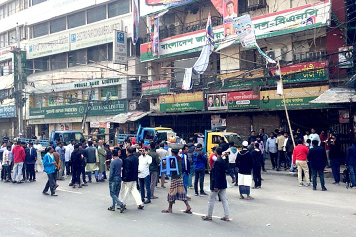 নয়াপল্টনে জড়ো হচ্ছেন বিএনপির নেতাকর্মীরা, সতর্ক অবস্থানে পুলিশ