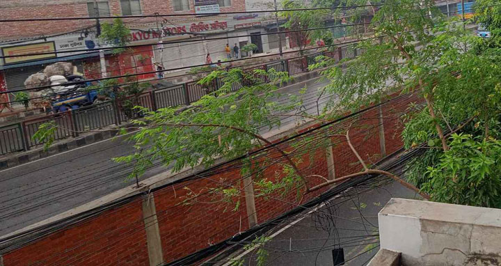 রাজধানীতে পড়ছে স্বস্তির গুঁড়ি গুঁড়ি বৃষ্টি