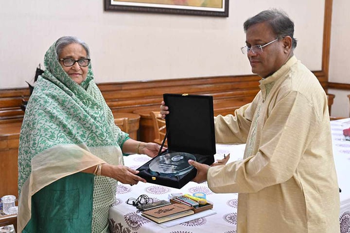 প্রধানমন্ত্রীর হাতে অ্যাওয়ার্ড তুলে দিলেন তথ্যমন্ত্রী