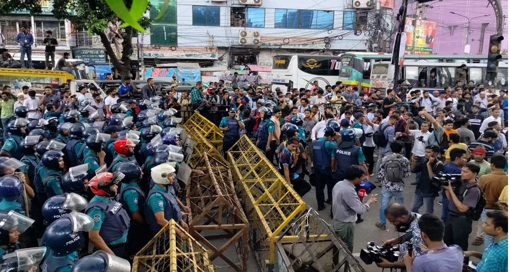 ব্যারিকেড ভেঙে বঙ্গভবনের দিকে যাচ্ছেন শিক্ষার্থীরা
