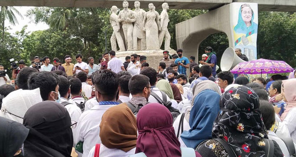 রাজু ভাস্কর্যের সামনে অবস্থান নিয়েছেন কোটা আন্দোলনকারীরা