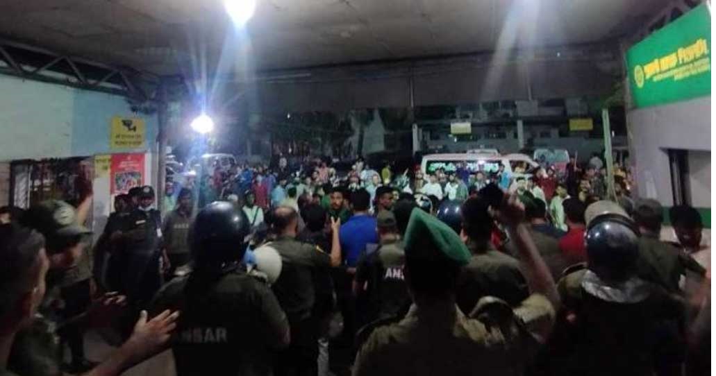 ঢামেকে ঢুকে আহত আন্দোলনকারীদের ওপর ছাত্রলীগের হামলা