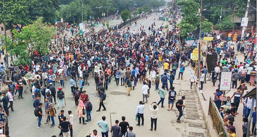 নতুনবাজারে শিক্ষার্থীদের সঙ্গে ছাত্রলীগের দফায় দফায় সংঘর্ষ