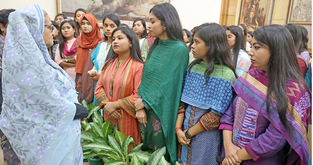 প্রধানমন্ত্রীর সঙ্গে ছাত্রলীগের নির্যাতিত নেত্রীদের সাক্ষাৎ